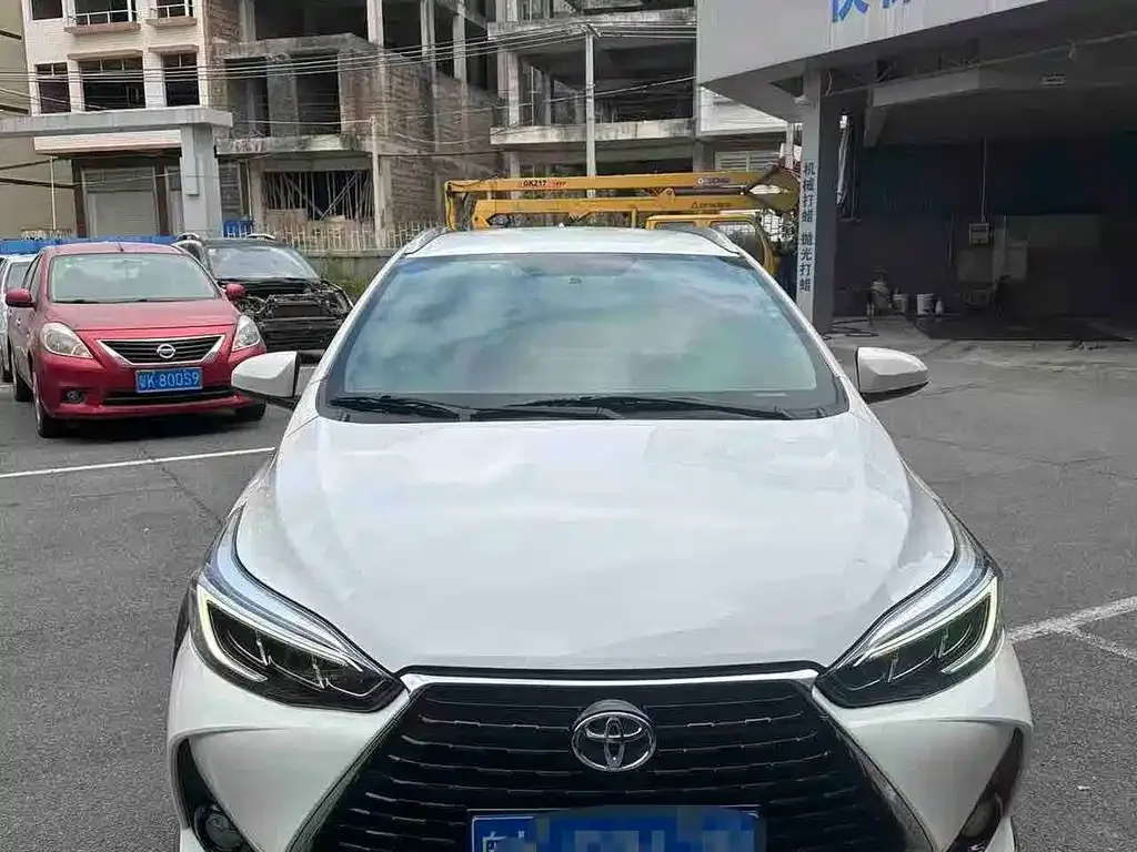 Toyota Yaris L — фото 1