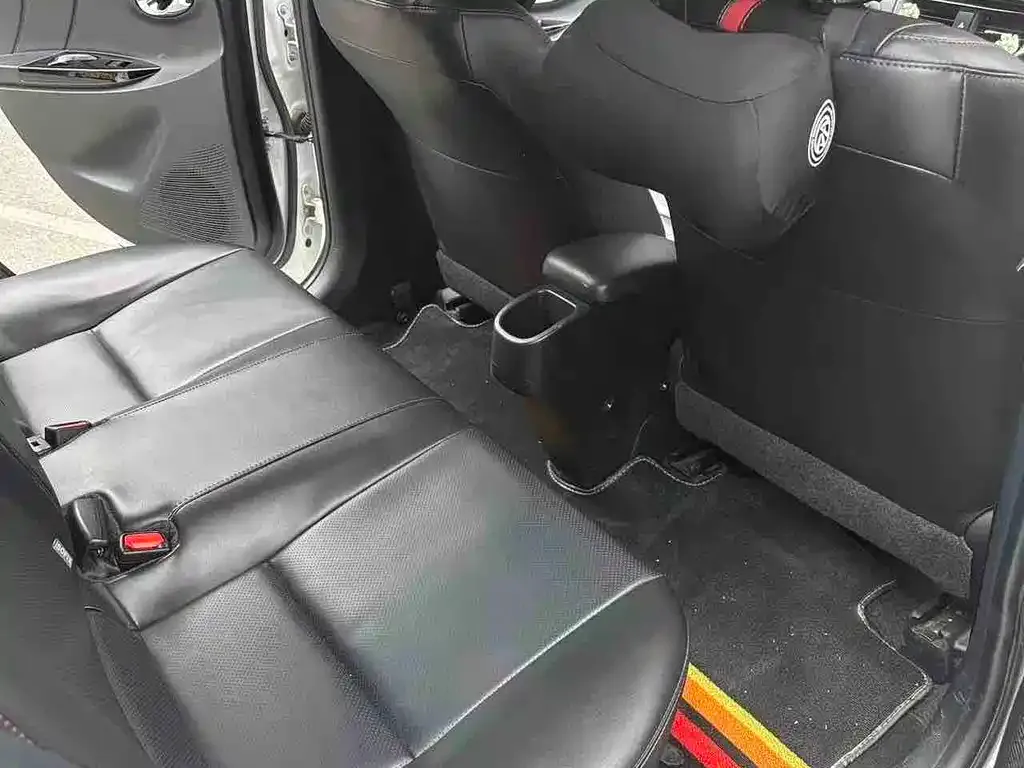 Toyota Yaris L — фото 4