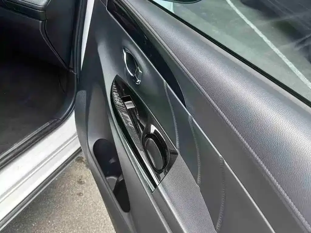 Toyota Yaris L — фото 8