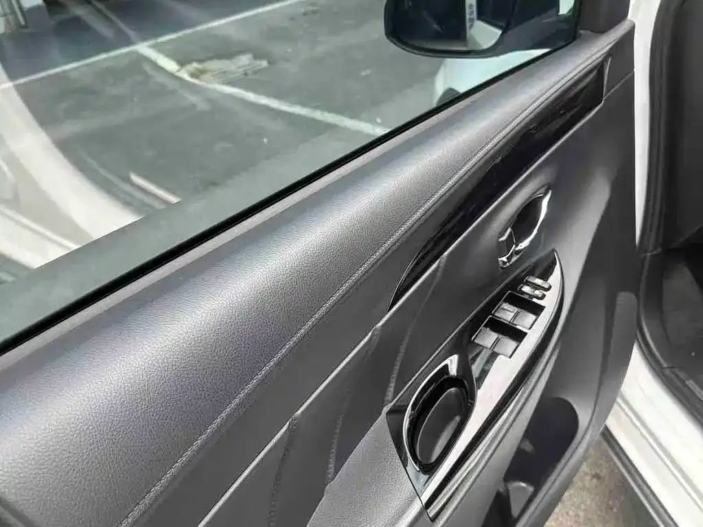Toyota Yaris L — фото 3