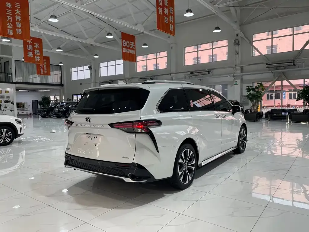 Toyota Granvia — фото 7