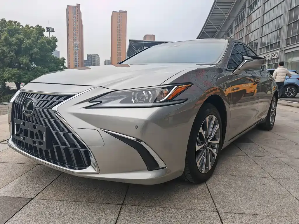 Lexus ES — фото 1