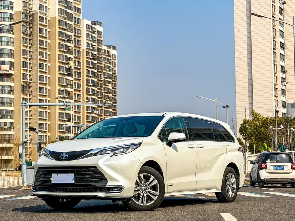 Toyota Sienna — фото 1