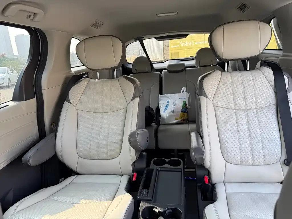 Toyota Sienna — фото 2
