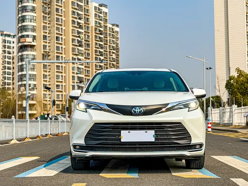 Toyota Sienna — фото 5