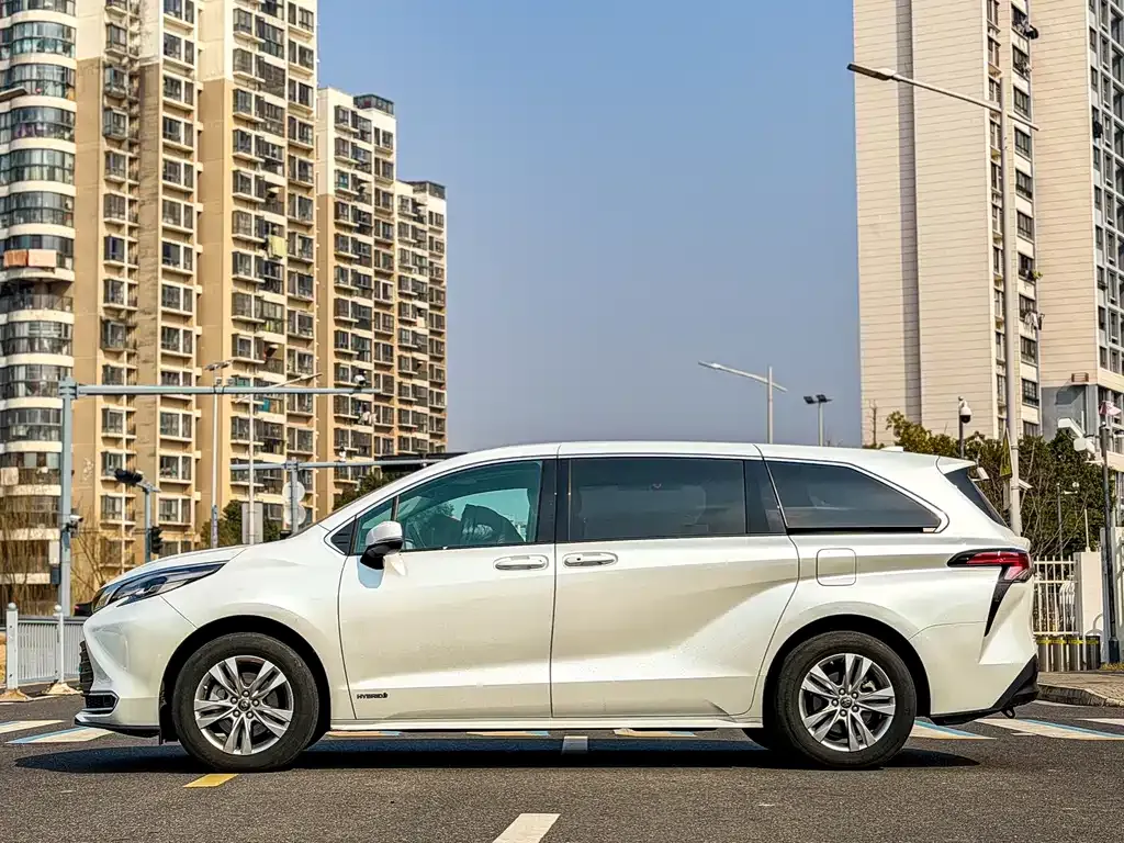 Toyota Sienna — фото 10