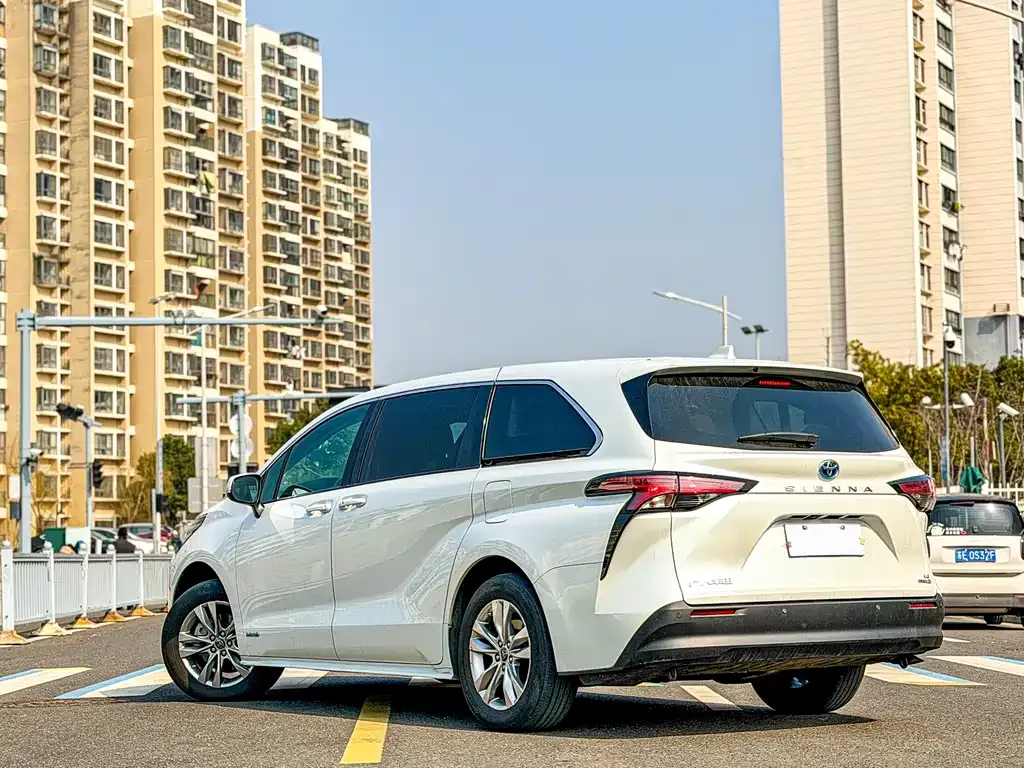 Toyota Sienna — фото 8
