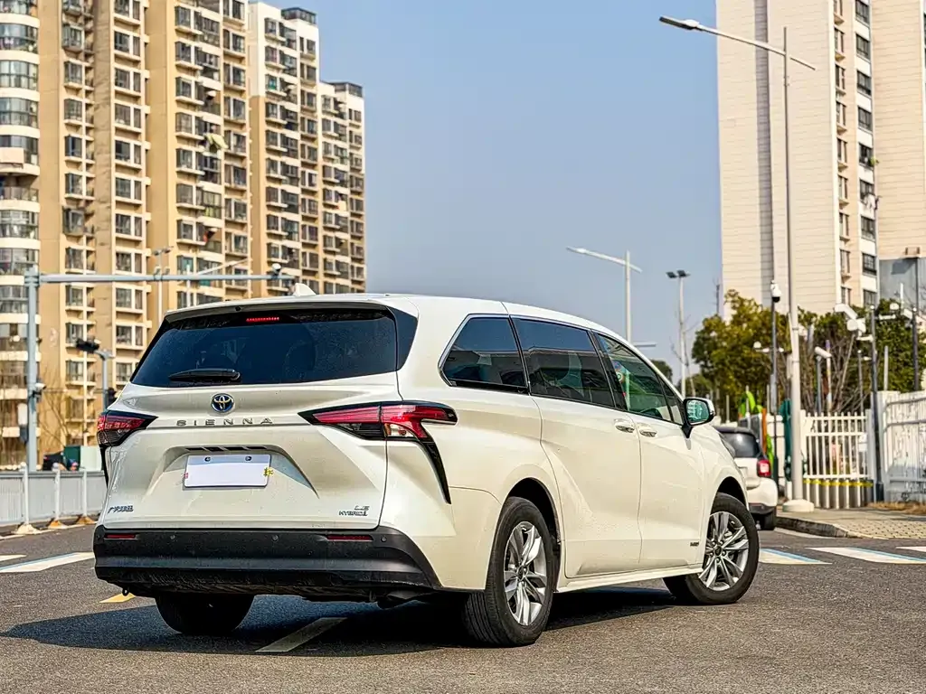 Toyota Sienna — фото 6