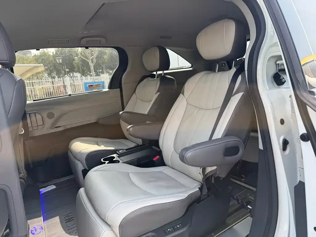 Toyota Sienna — фото 3