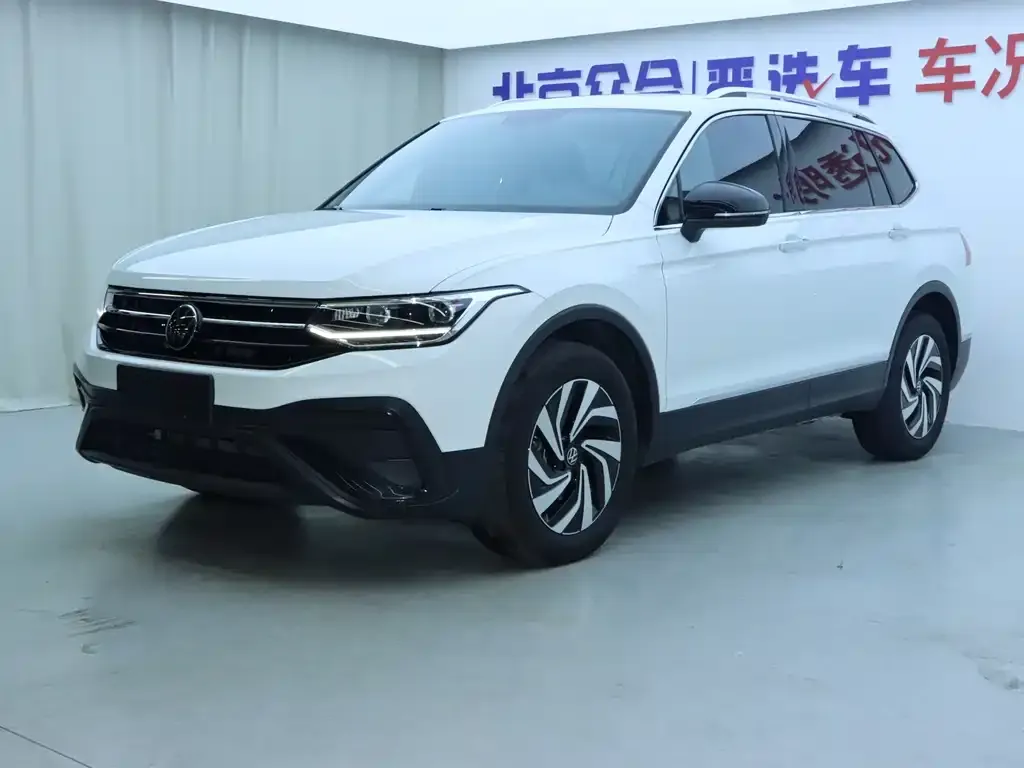 Volkswagen Tiguan L — фото 1