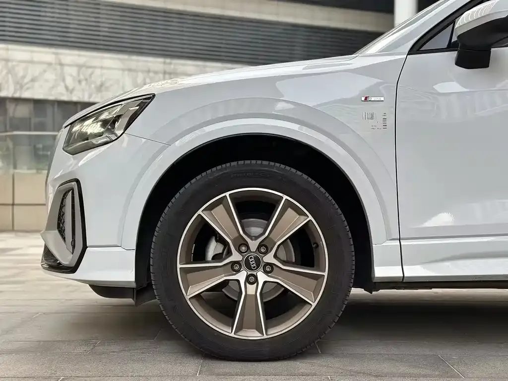 Audi Q2L — фото 3