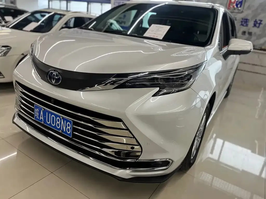 Toyota Sienna — фото 1