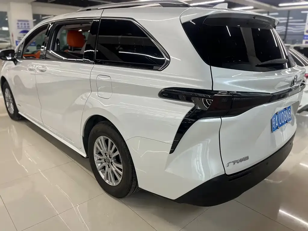 Toyota Sienna — фото 8