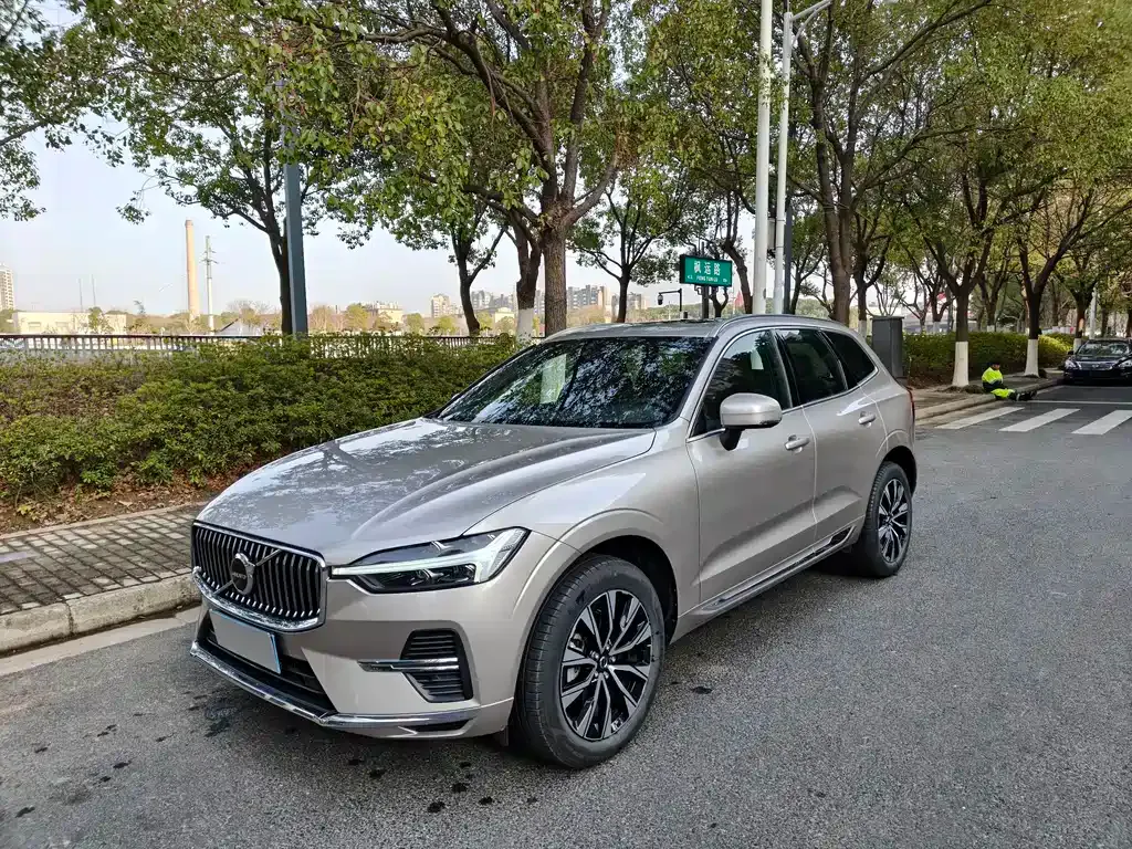 Volvo XC60 — фото 1