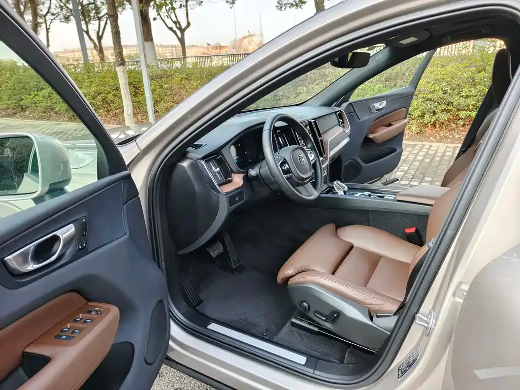 Volvo XC60 — фото 4