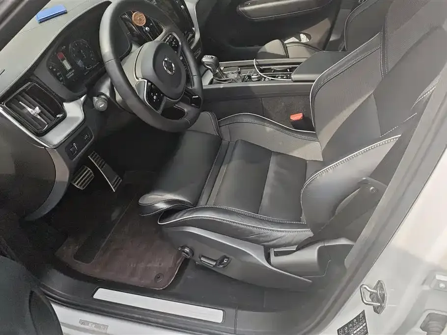 Volvo XC60 — фото 10