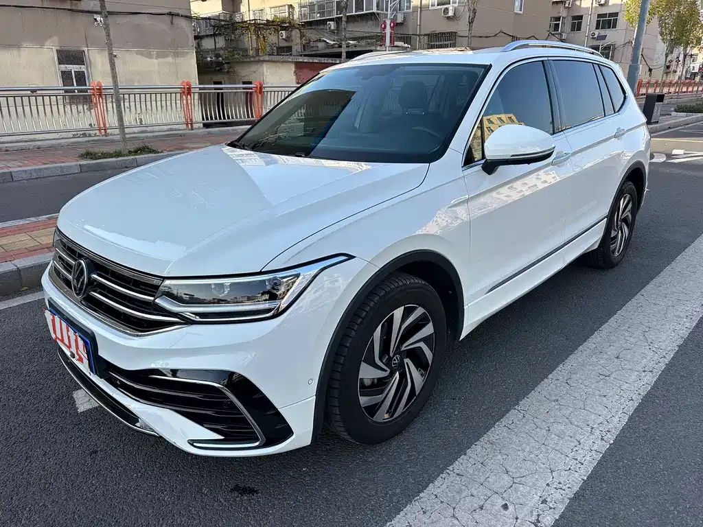Volkswagen Tiguan L — фото 1