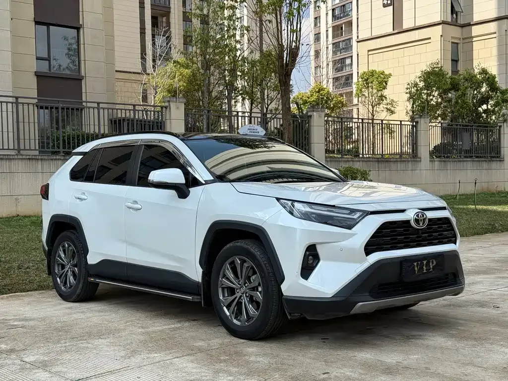 Toyota RAV4 — фото 1
