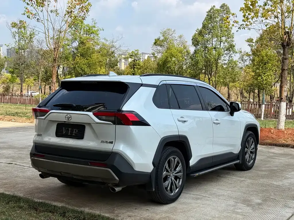 Toyota RAV4 — фото 8