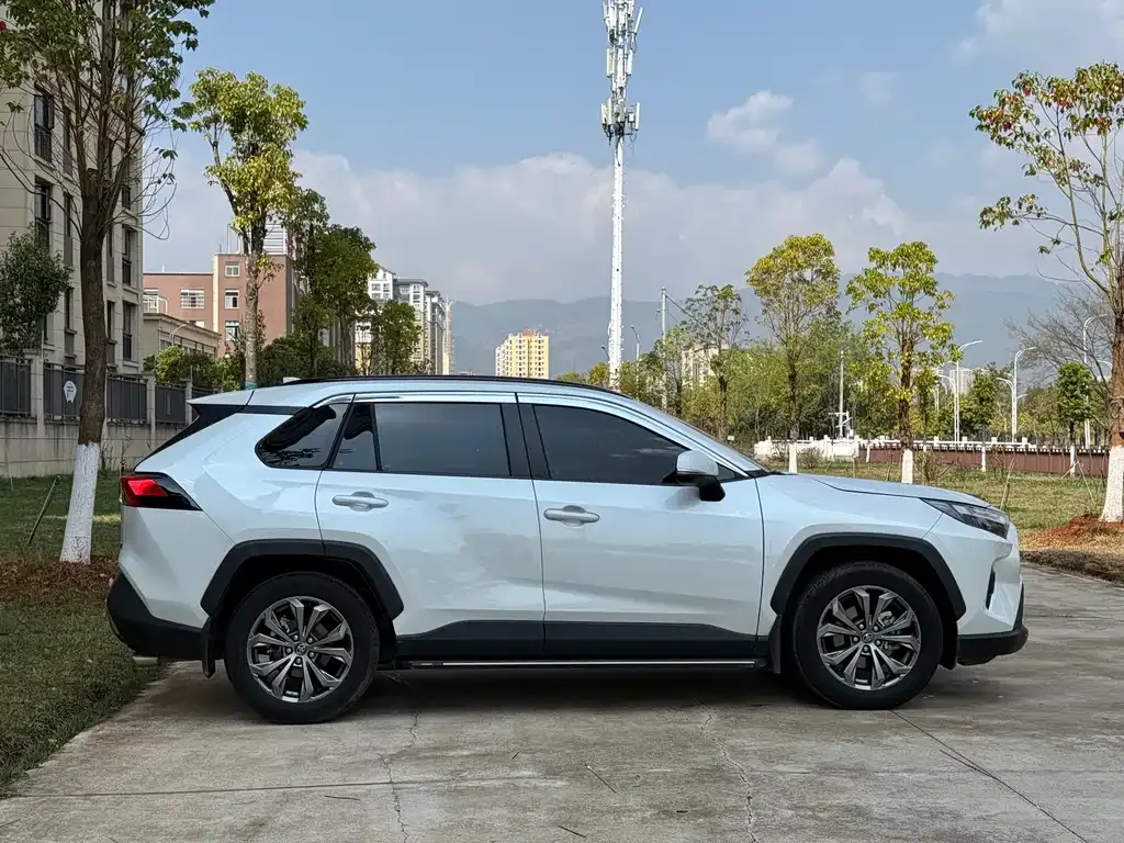 Toyota RAV4 — фото 5