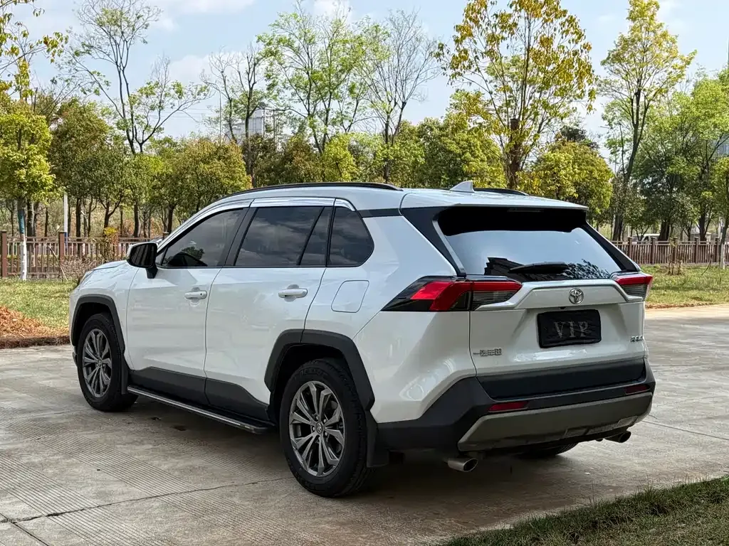 Toyota RAV4 — фото 4