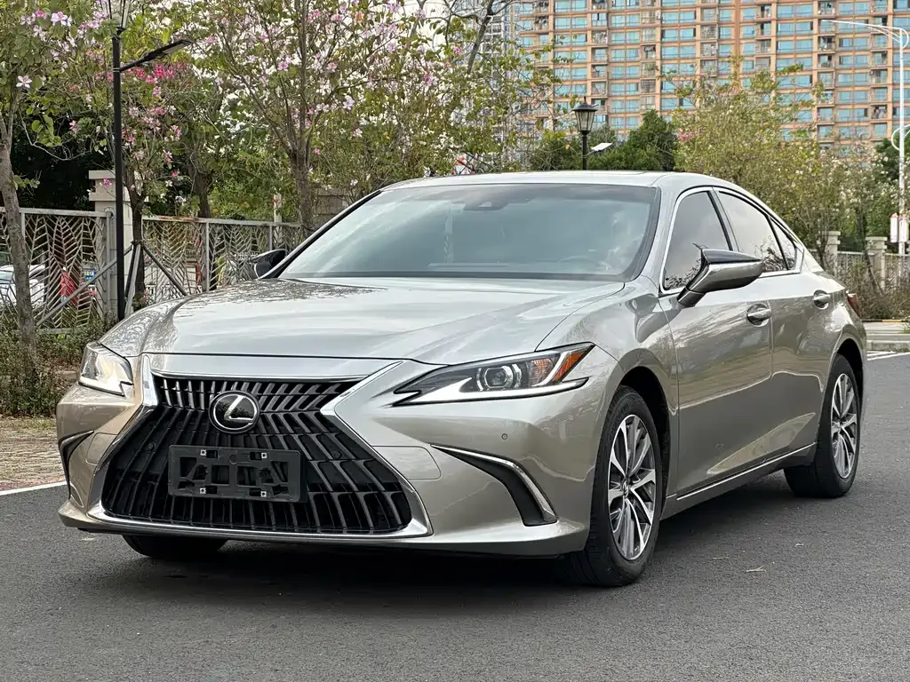 Lexus ES — фото 1
