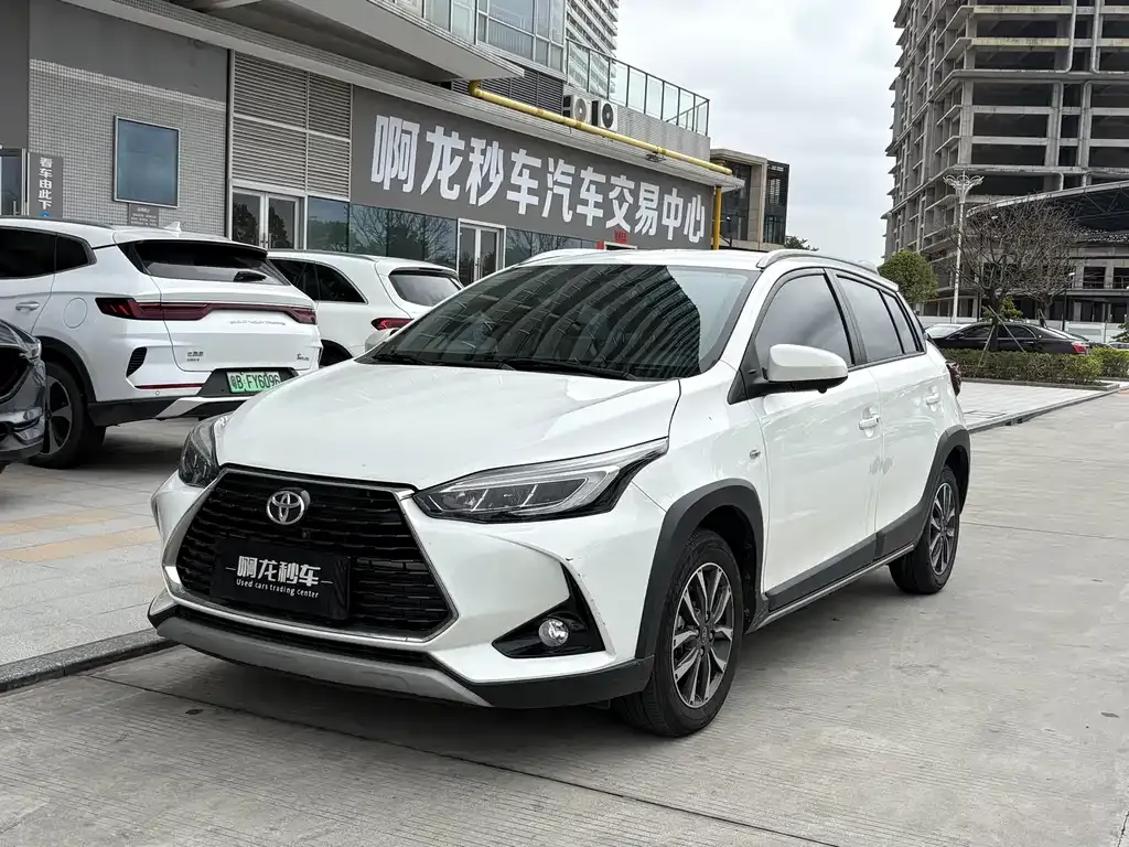 Toyota Yaris L — фото 1
