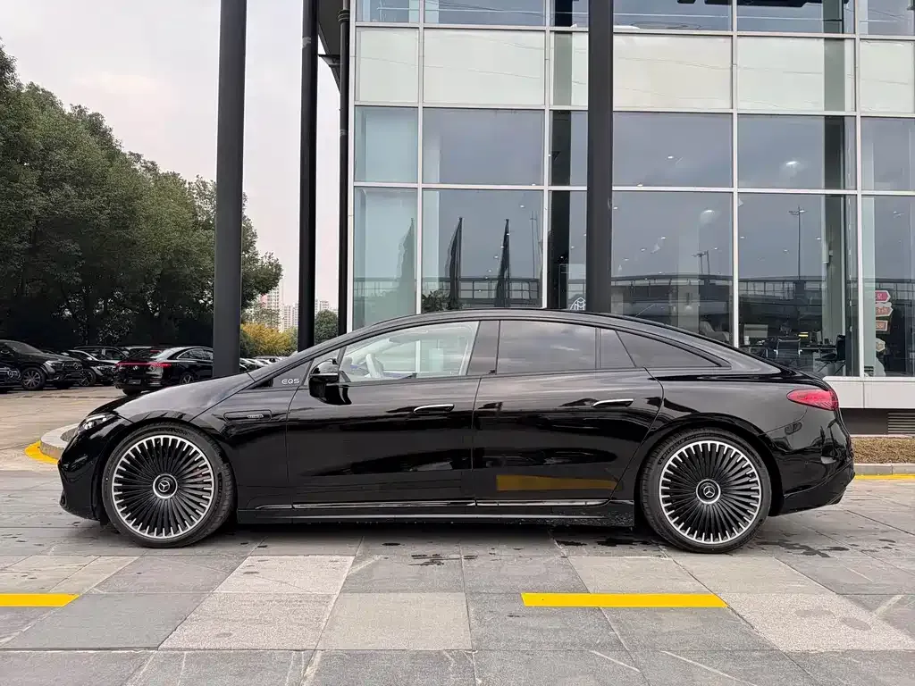Mercedes-Benz EQS AMG — фото 7