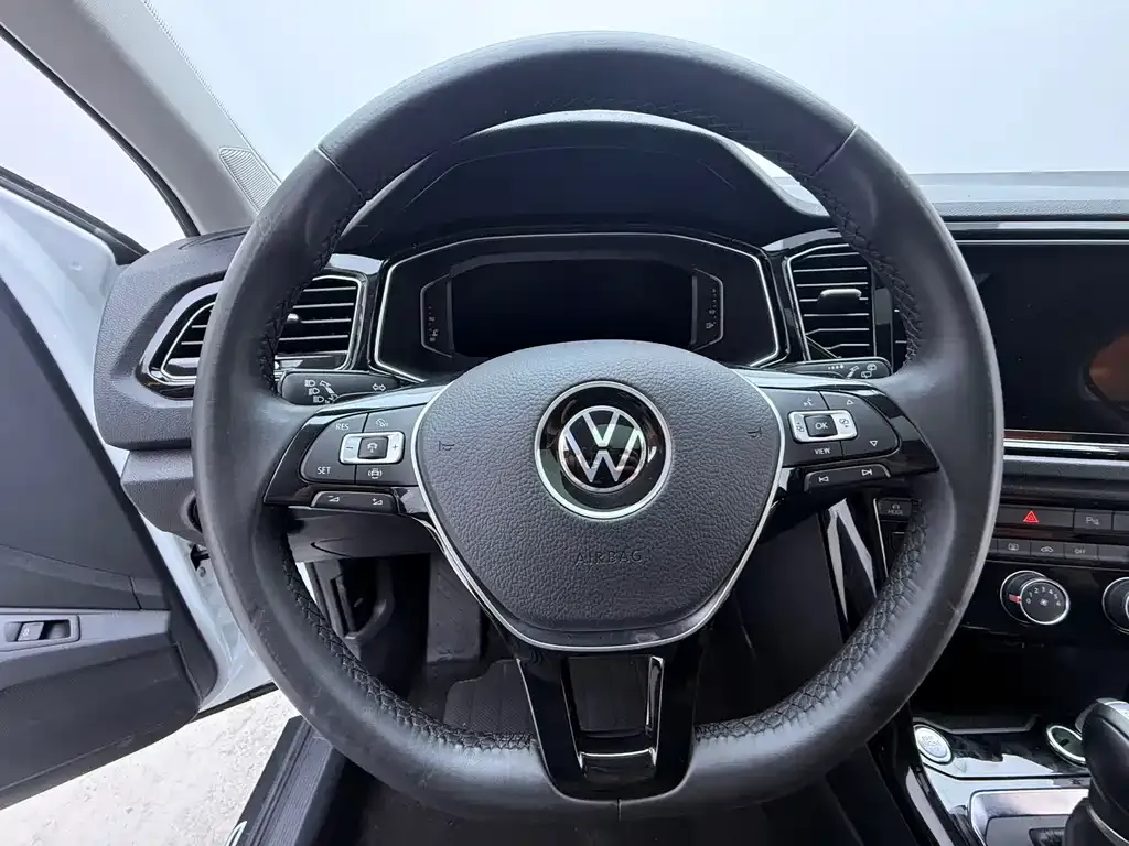 Volkswagen T-Roc — фото 10