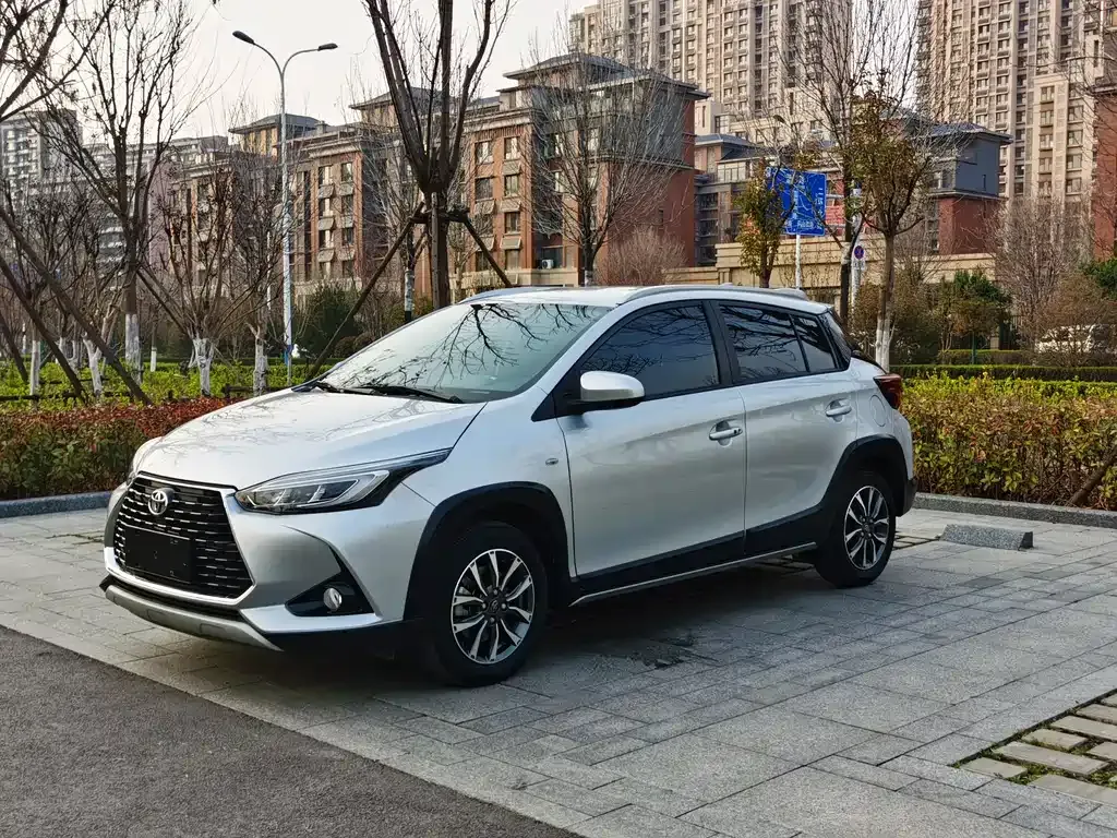 Toyota Yaris L — фото 1