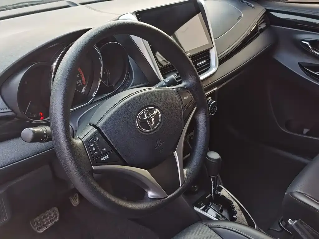 Toyota Yaris L — фото 3