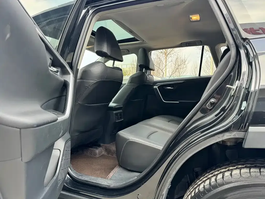 Toyota RAV4 — фото 9