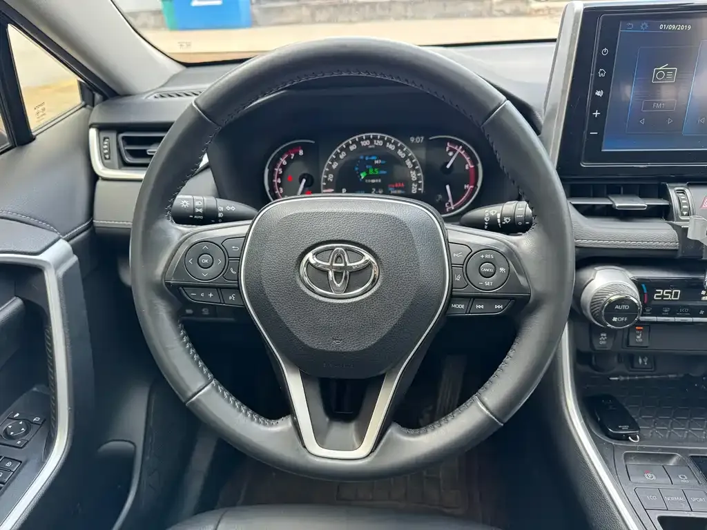 Toyota RAV4 — фото 7