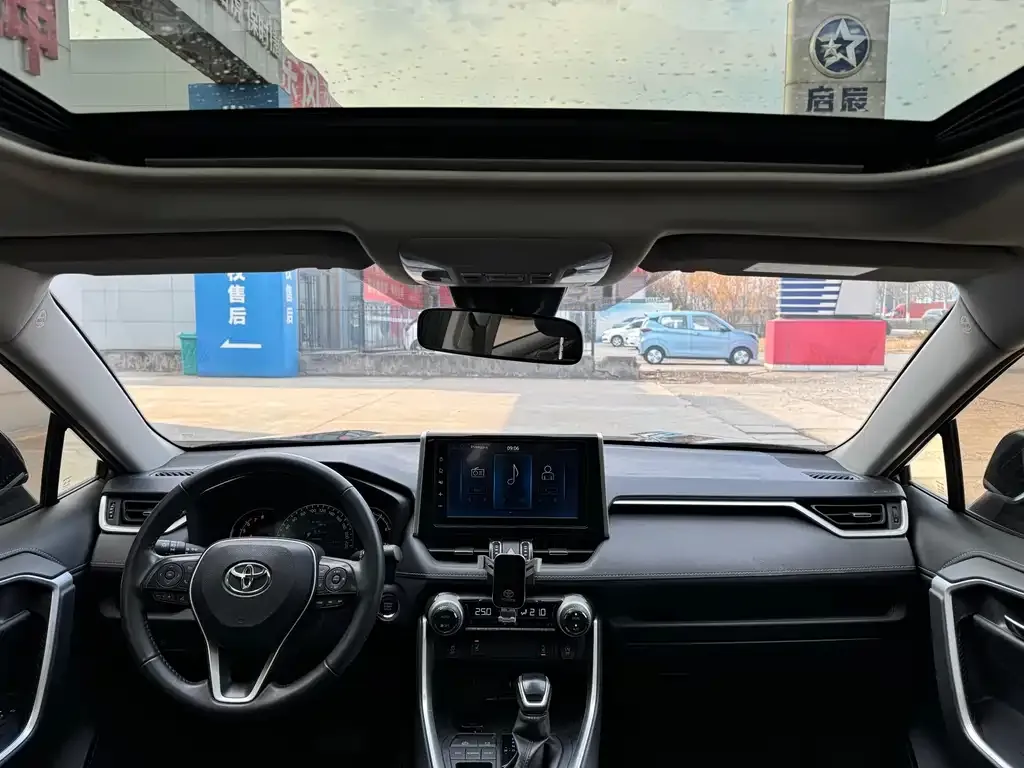 Toyota RAV4 — фото 2