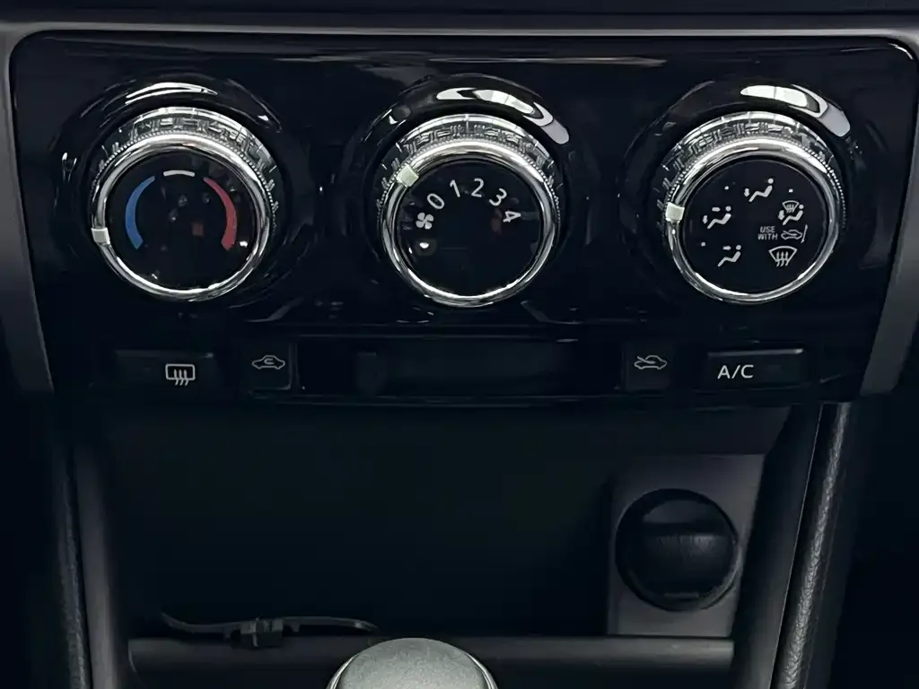 Toyota Yaris L — фото 4