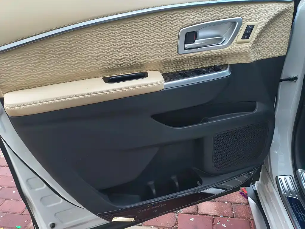 Toyota Granvia — фото 3