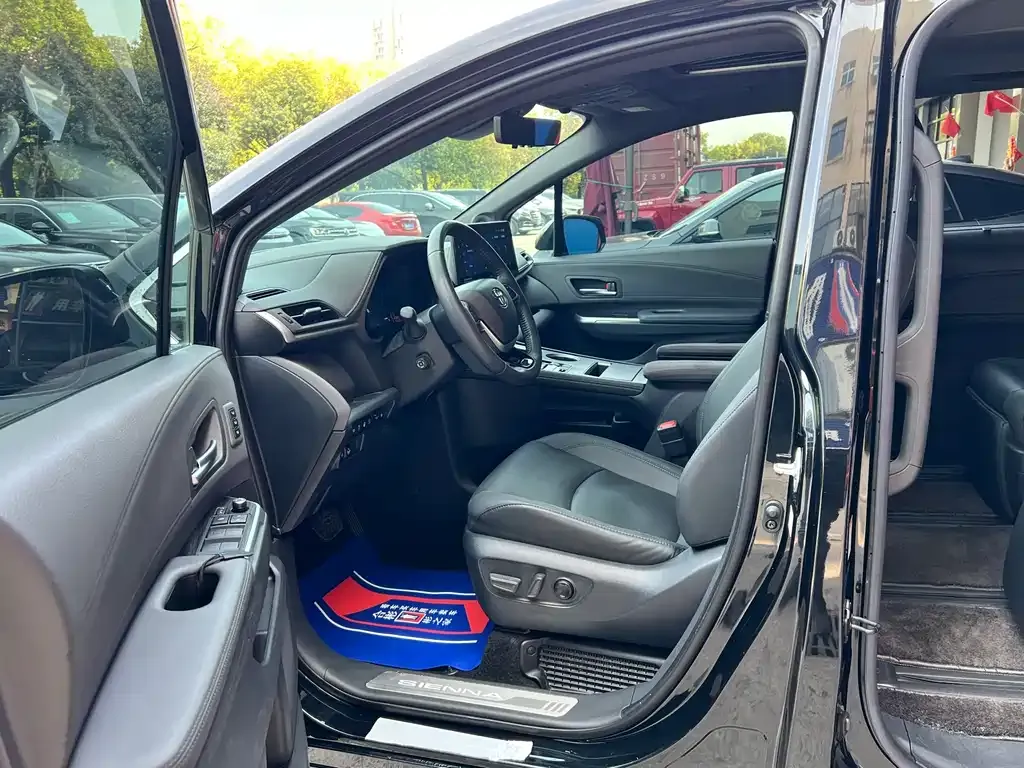 Toyota Sienna — фото 10