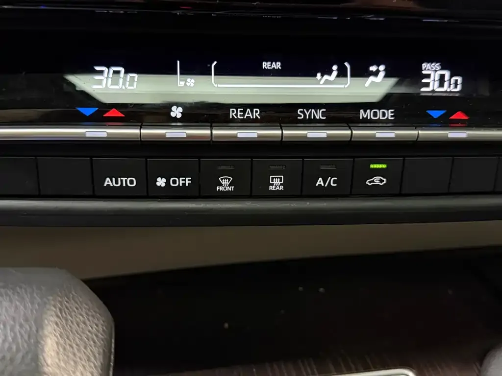 Toyota Granvia — фото 3