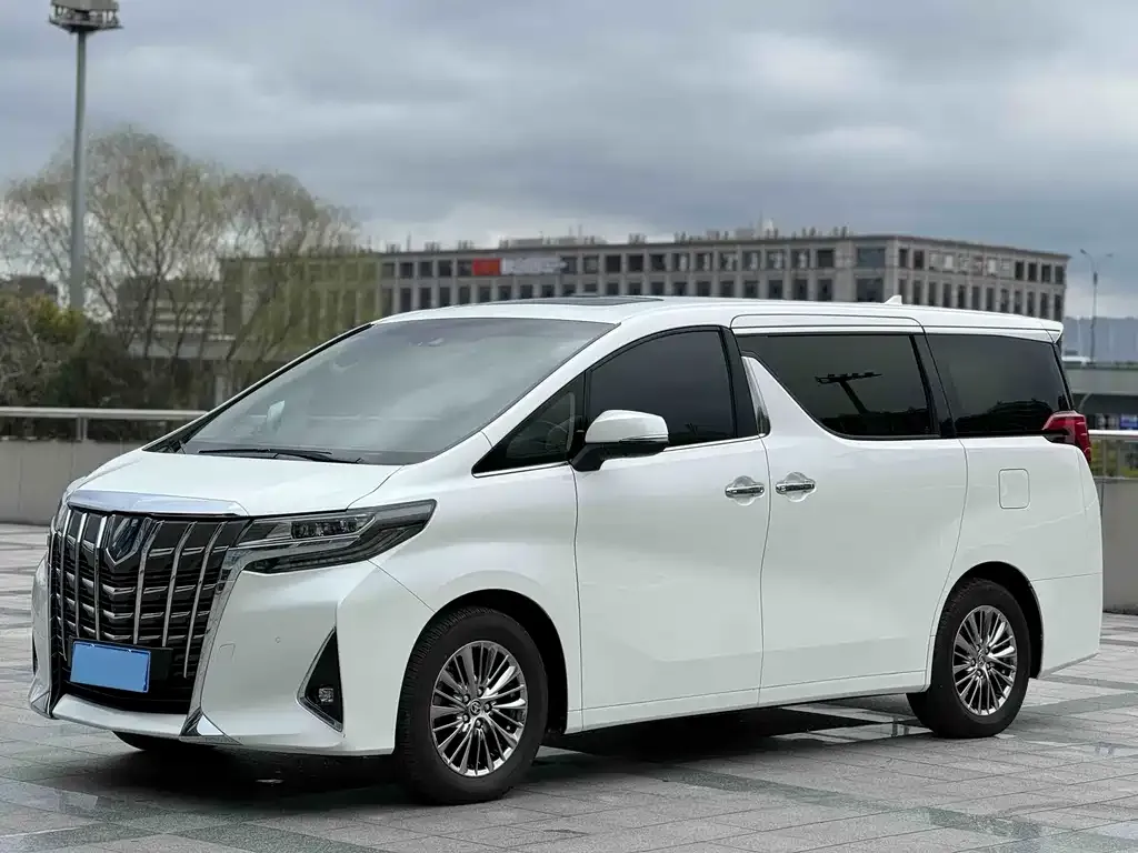 Toyota Alphard — фото 1