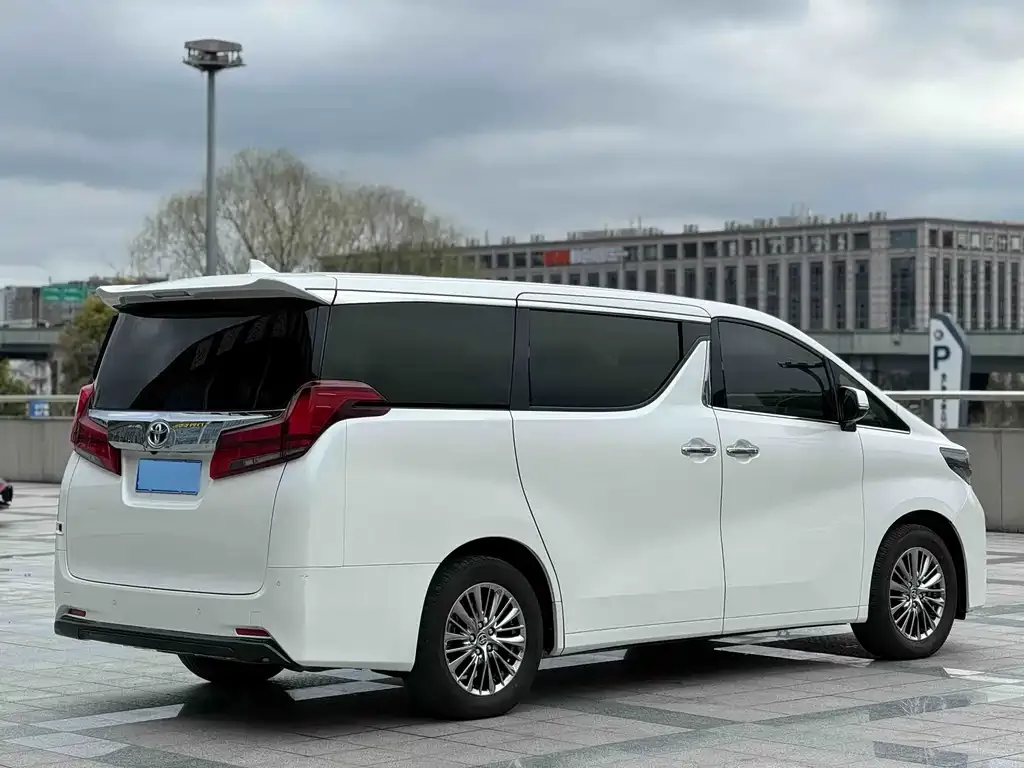 Toyota Alphard — фото 2