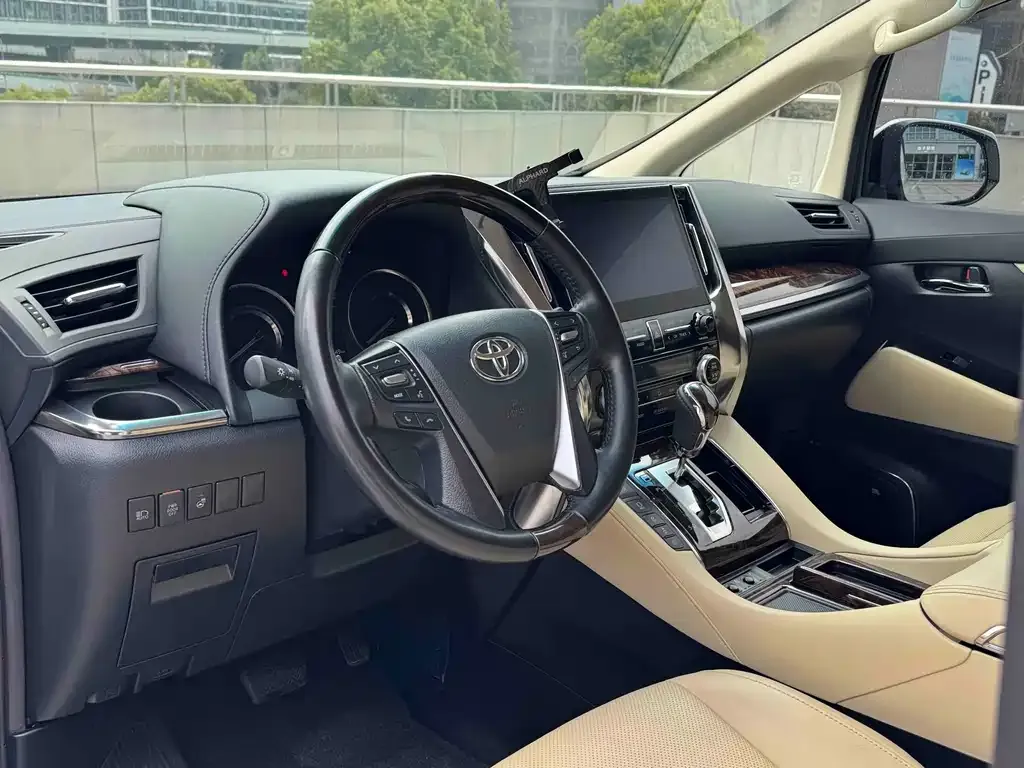 Toyota Alphard — фото 9