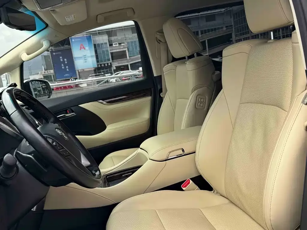 Toyota Alphard — фото 4