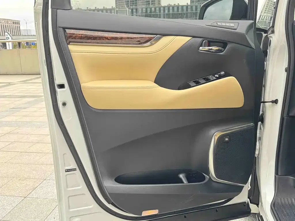 Toyota Alphard — фото 7