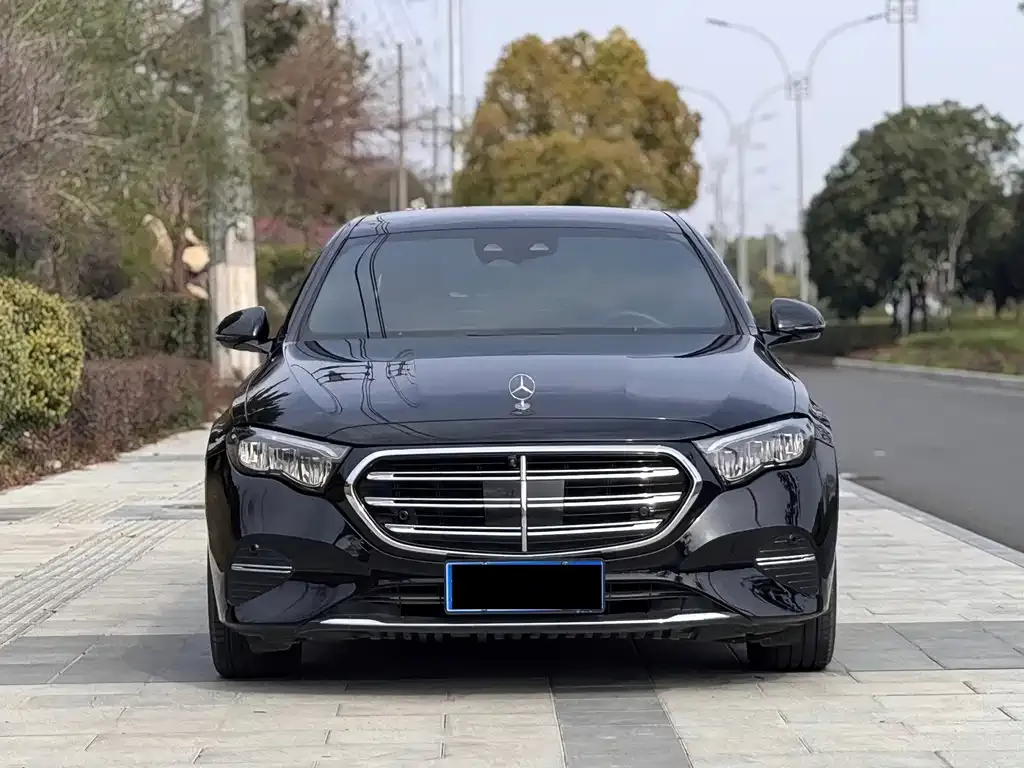 Mercedes-Benz E-Class — фото 1