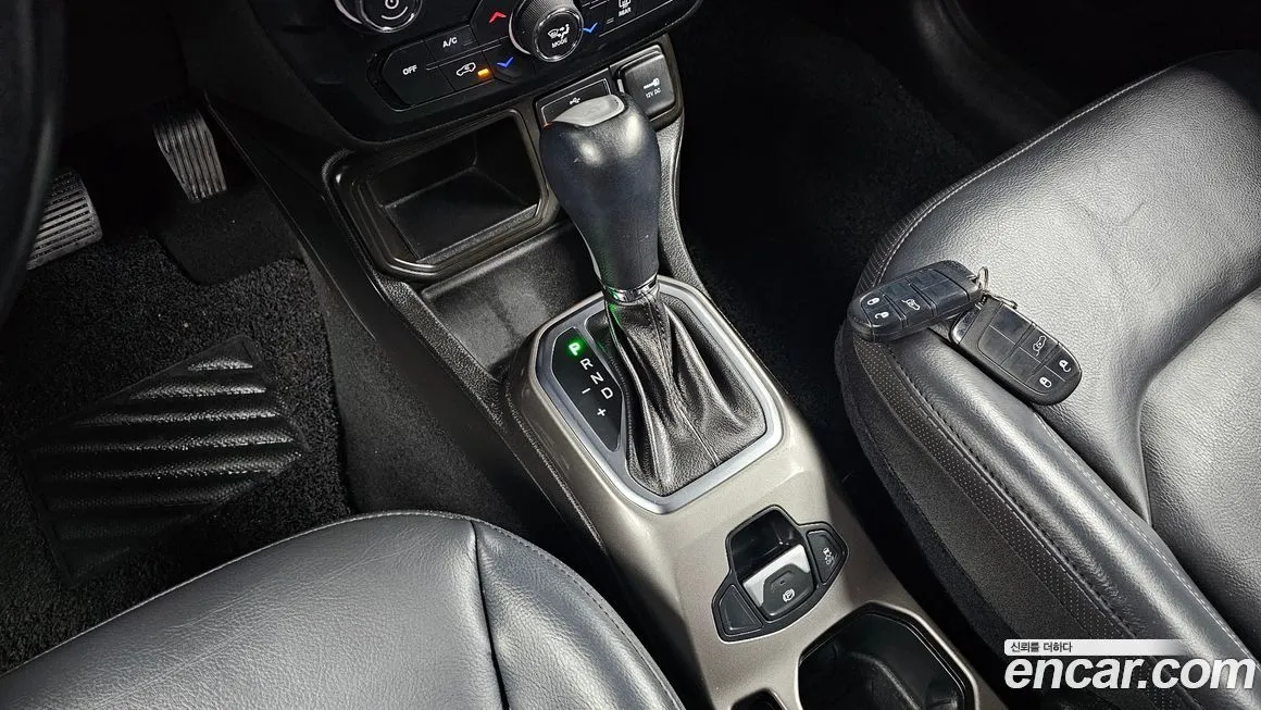 Jeep Renegade — фото 10