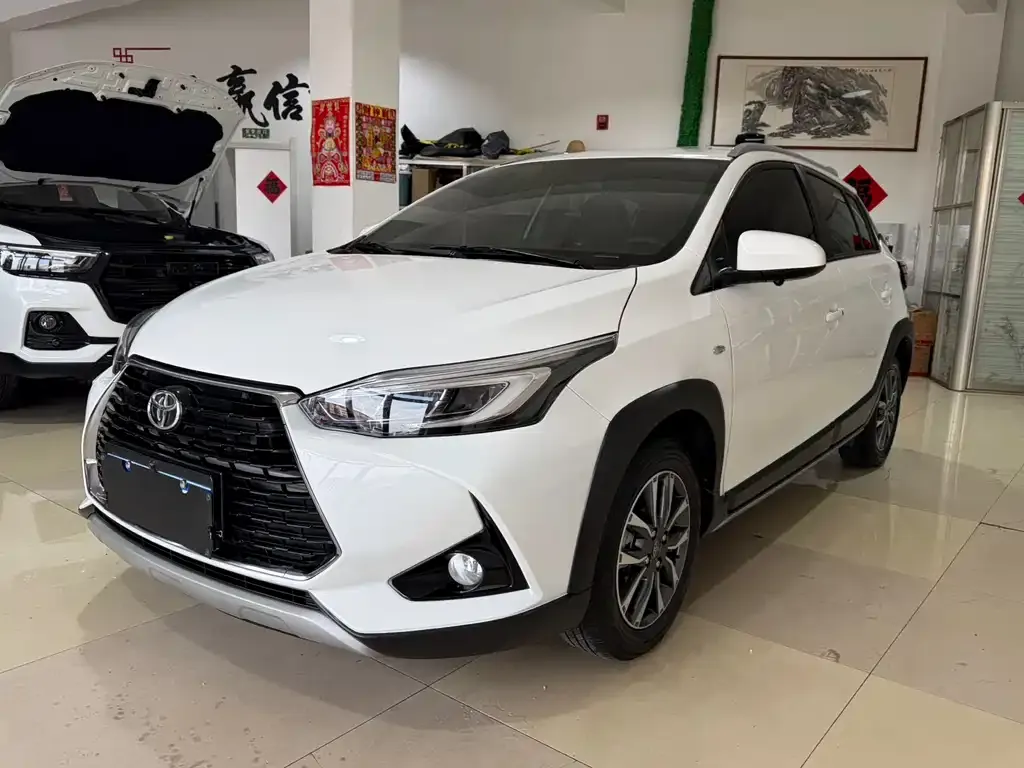 Toyota Yaris L — фото 1