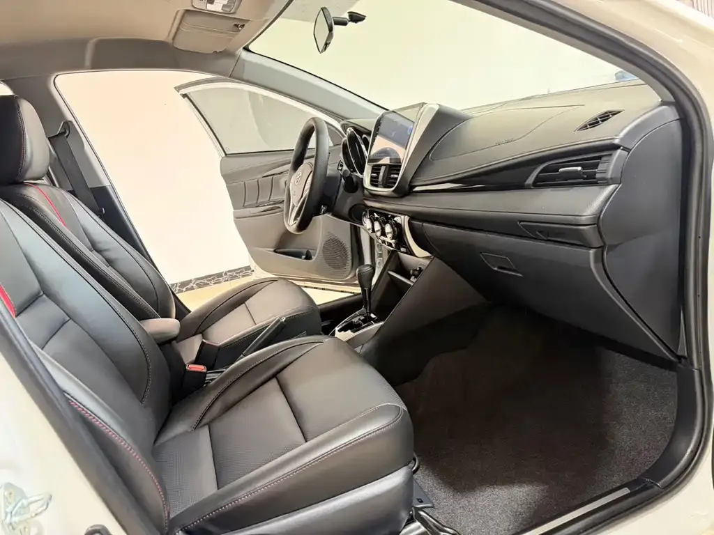Toyota Yaris L — фото 4