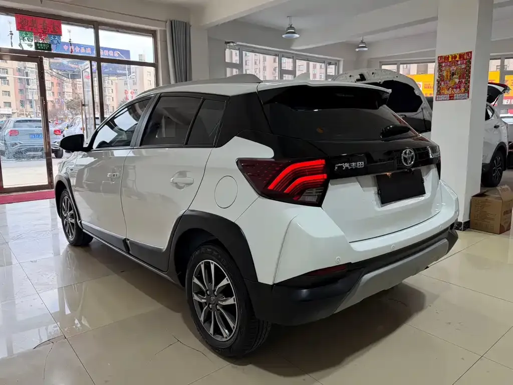Toyota Yaris L — фото 7
