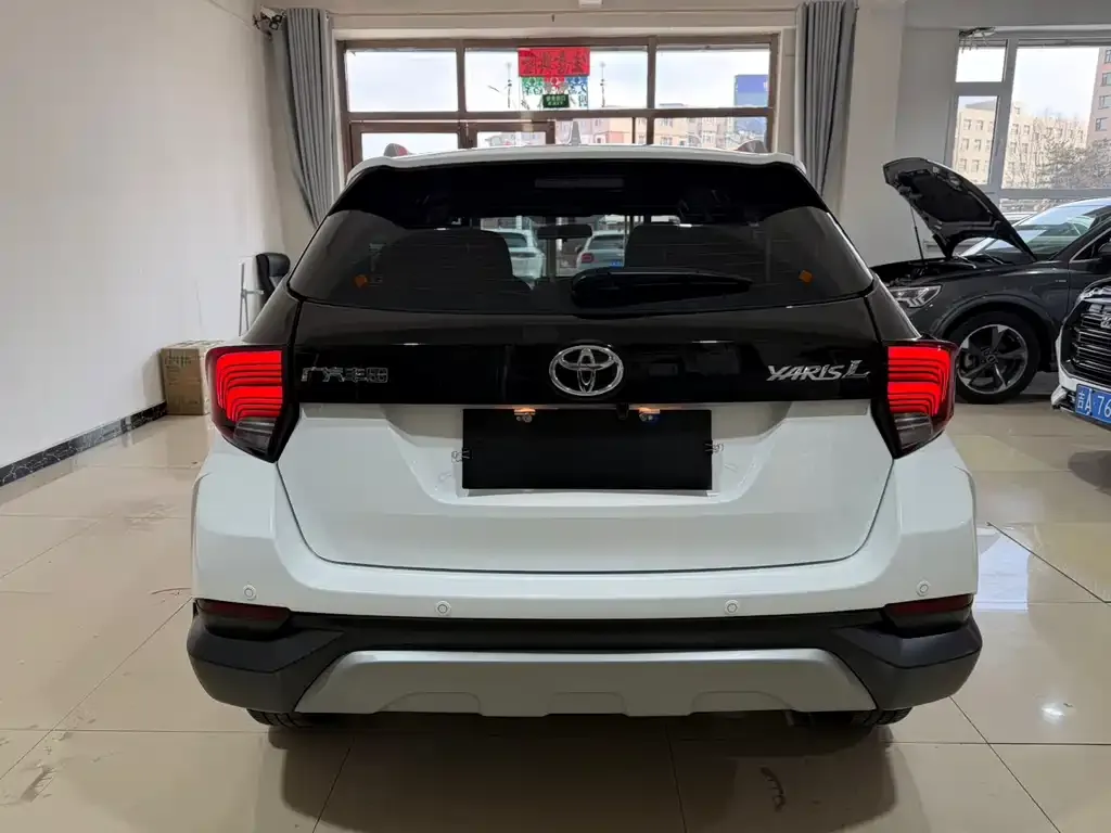 Toyota Yaris L — фото 3