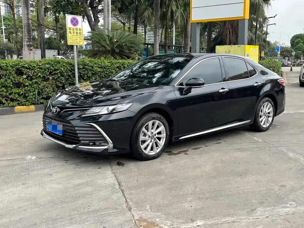 Toyota Camry — фото 1